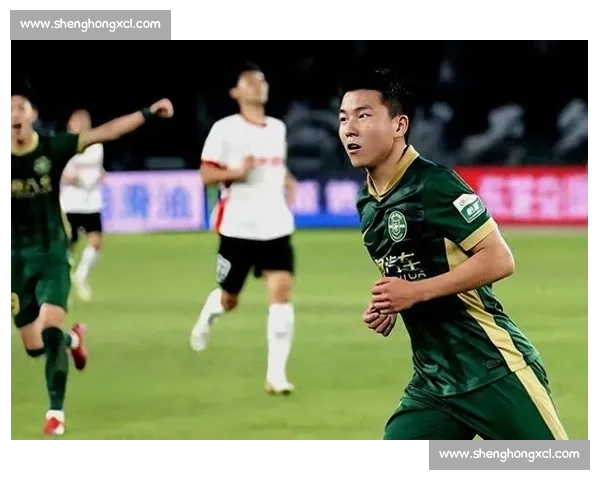 足协认错！VAR 误判偷走浙江 2 分，陶强龙争议动作成焦点，主帅激动挥拳眼镜飞落